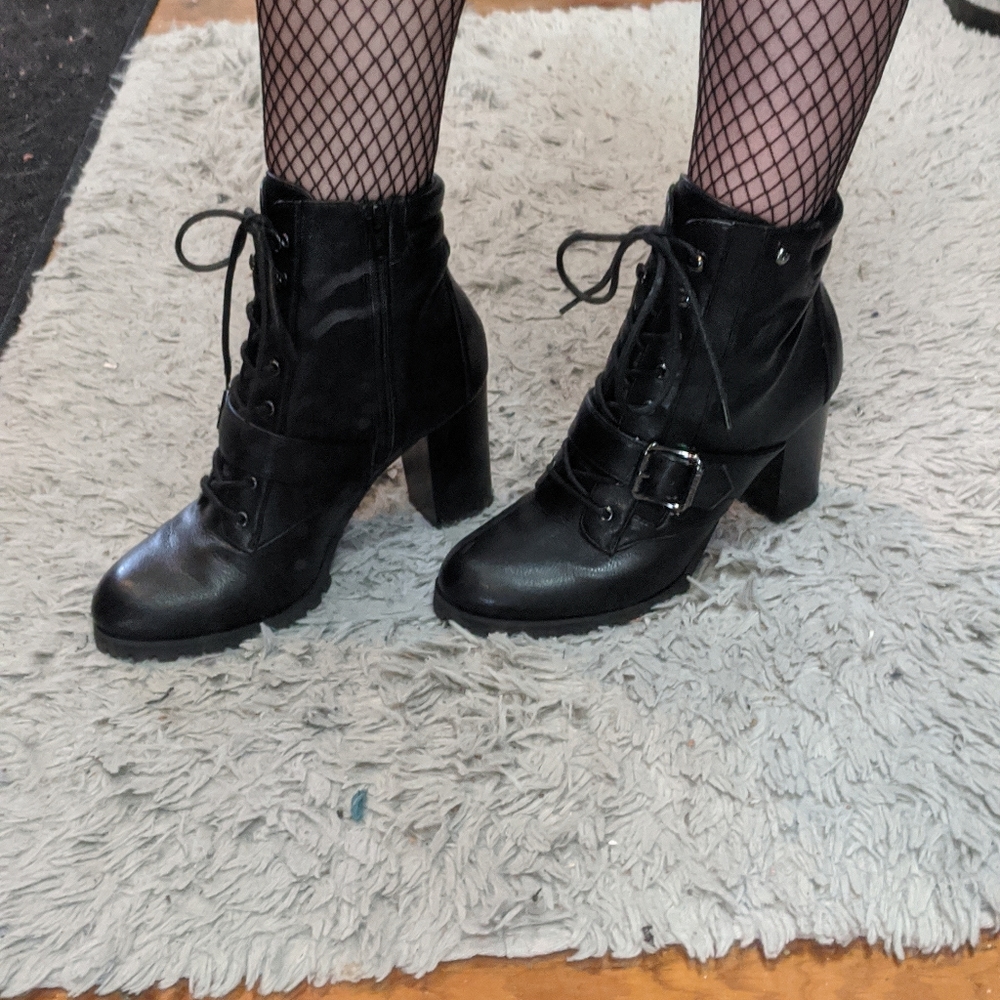 Simply Vera Vera Wang faux leather ankle booties